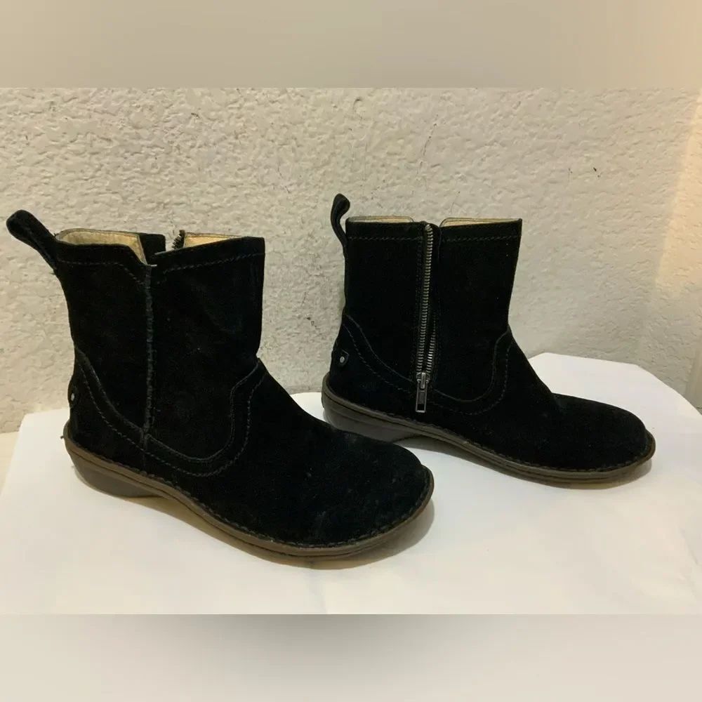 UGG Neevah S/N 1003421 Suede Boots in Black Size 7